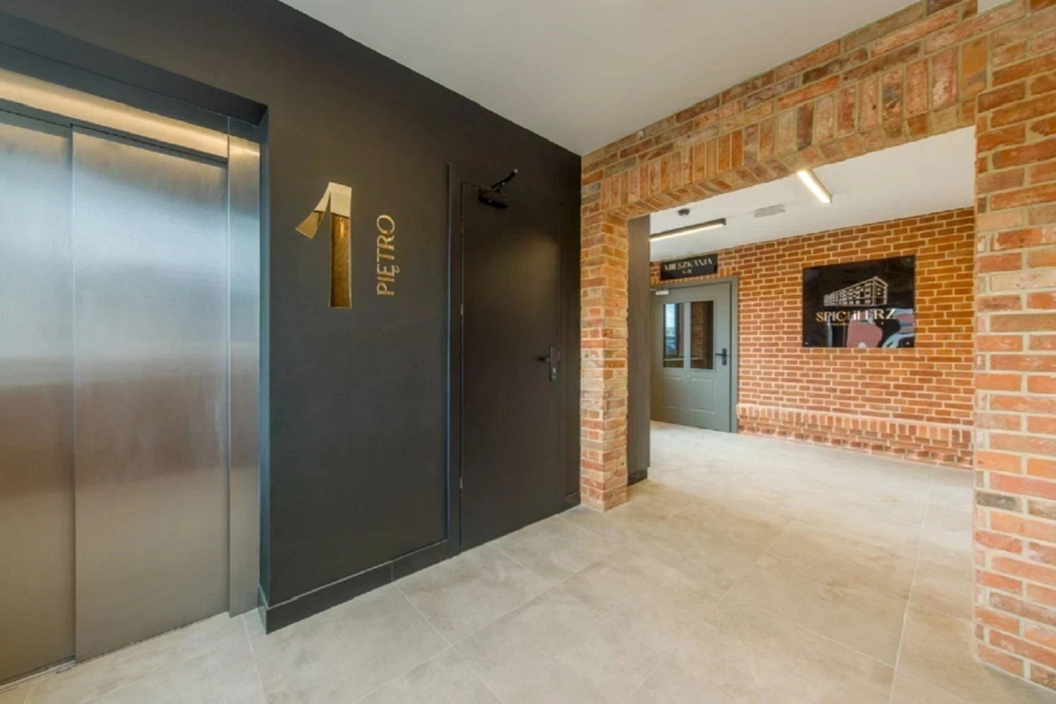 Industrialna klatka schodowa w budynku wielorodzinnym